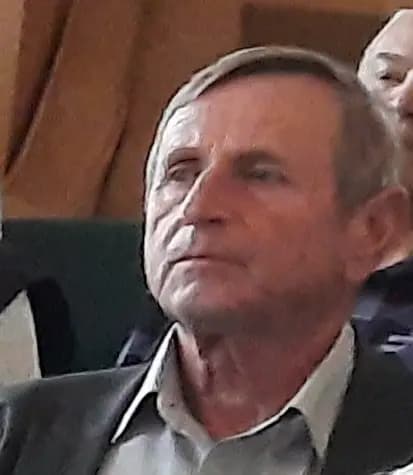 Зображення, що містить Обличчя людини, особа, одежа, чоловік

Вміст на основі ШІ може бути неправильним.
