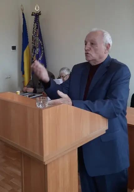 Зображення, що містить особа, одежа, стіна, у приміщенні

Вміст на основі ШІ може бути неправильним.