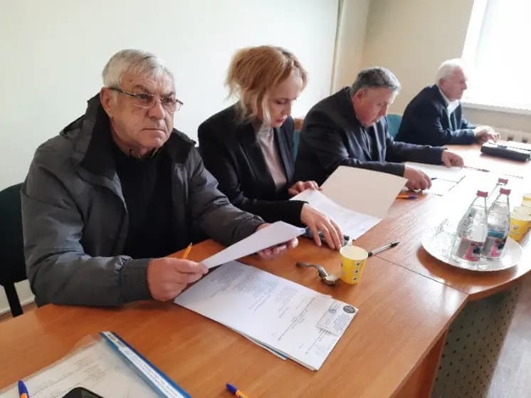 Зображення, що містить одежа, особа, у приміщенні, Обличчя людини

Вміст на основі ШІ може бути неправильним.