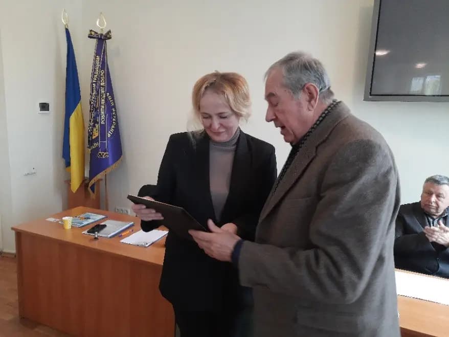 Зображення, що містить одежа, особа, Обличчя людини, стіна

Вміст на основі ШІ може бути неправильним.