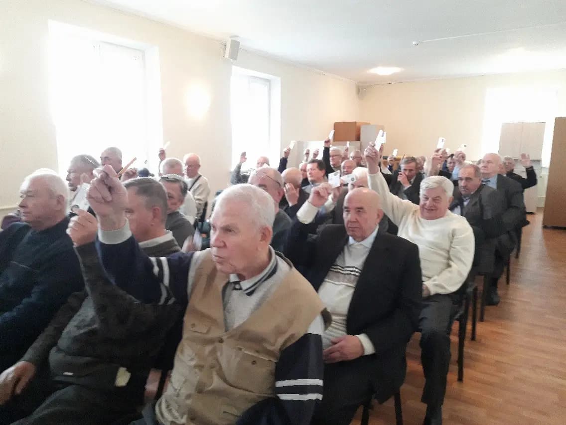 Зображення, що містить одежа, чоловік, особа, Обличчя людини

Вміст на основі ШІ може бути неправильним.