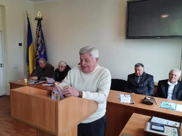 Зображення, що містить одежа, у приміщенні, чоловік, особа
Вміст на основі ШІ може бути неправильним.