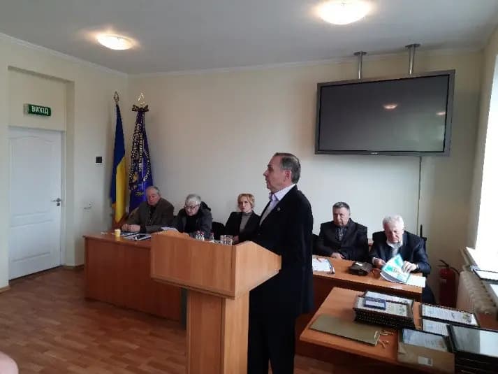 Зображення, що містить у приміщенні, стіна, одежа, костюм
Вміст на основі ШІ може бути неправильним.