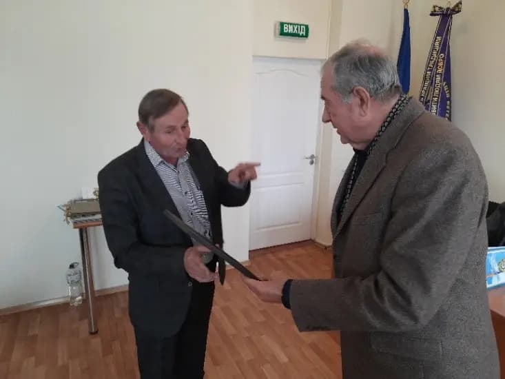 Зображення, що містить одежа, особа, стіна, у приміщенні
Вміст на основі ШІ може бути неправильним.