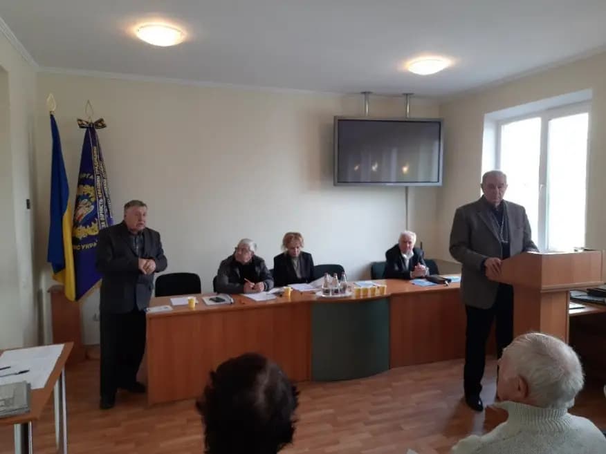 Зображення, що містить у приміщенні, стіна, одежа, чоловік
Вміст на основі ШІ може бути неправильним.