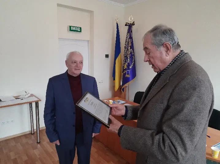 Зображення, що містить одежа, особа, стіна, у приміщенні
Вміст на основі ШІ може бути неправильним.