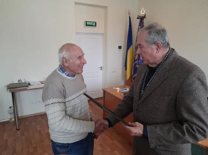 Зображення, що містить одежа, особа, стіна, у приміщенні
Вміст на основі ШІ може бути неправильним.