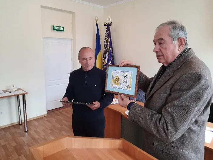 Зображення, що містить одежа, стіна, особа, Обличчя людини
Вміст на основі ШІ може бути неправильним.
