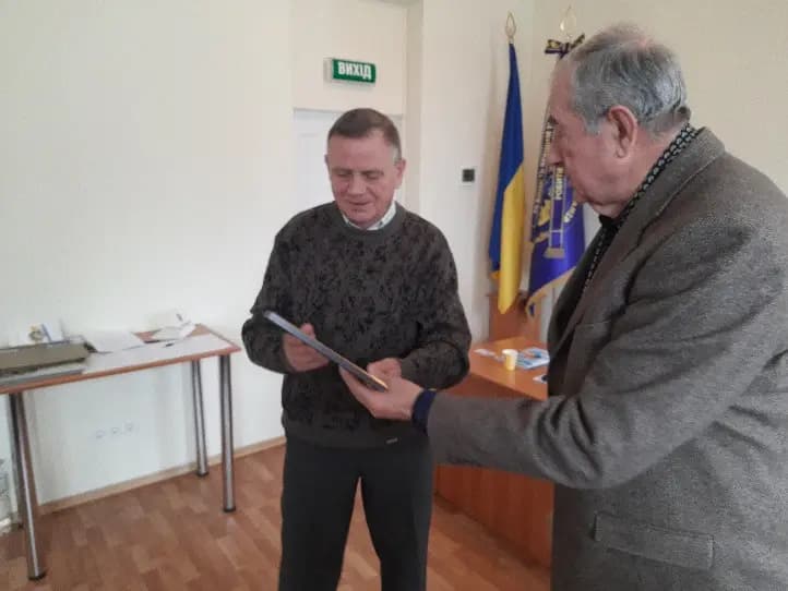 Зображення, що містить одежа, особа, стіна, Обличчя людини
Вміст на основі ШІ може бути неправильним.