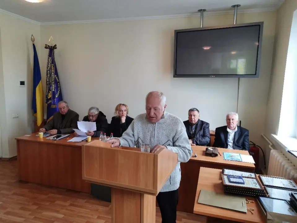 Зображення, що містить у приміщенні, стіна, одежа, меблі
Вміст на основі ШІ може бути неправильним.