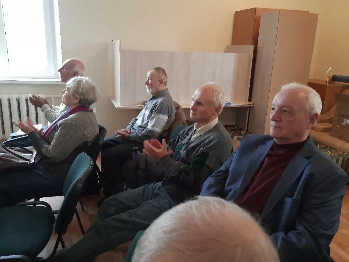 Зображення, що містить одежа, Обличчя людини, особа, у приміщенні
Вміст на основі ШІ може бути неправильним.